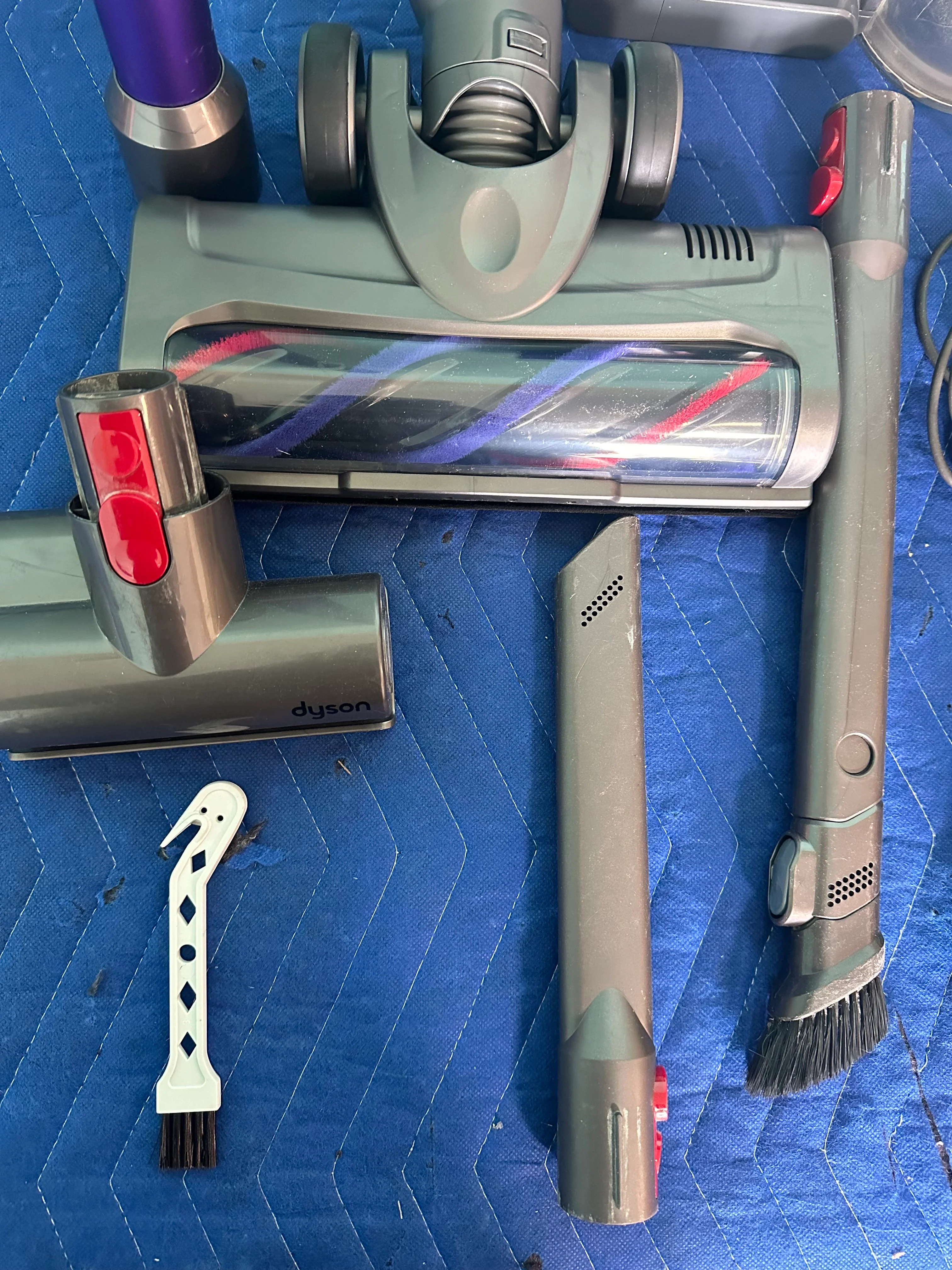 Dyson Cylcone V7 Animal Cordless Stick Vacuum Cleaner - Image 4
