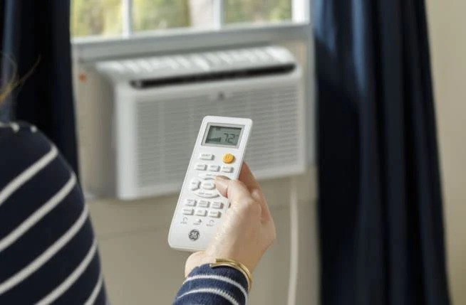 GE 6200 BTU Ultra Quiet 250 Sq. ft. Window Air Conditioner (AHD06LZ) - Image 3